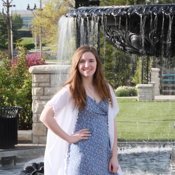 Meet your posher, Nicole - Picture 1 of 2